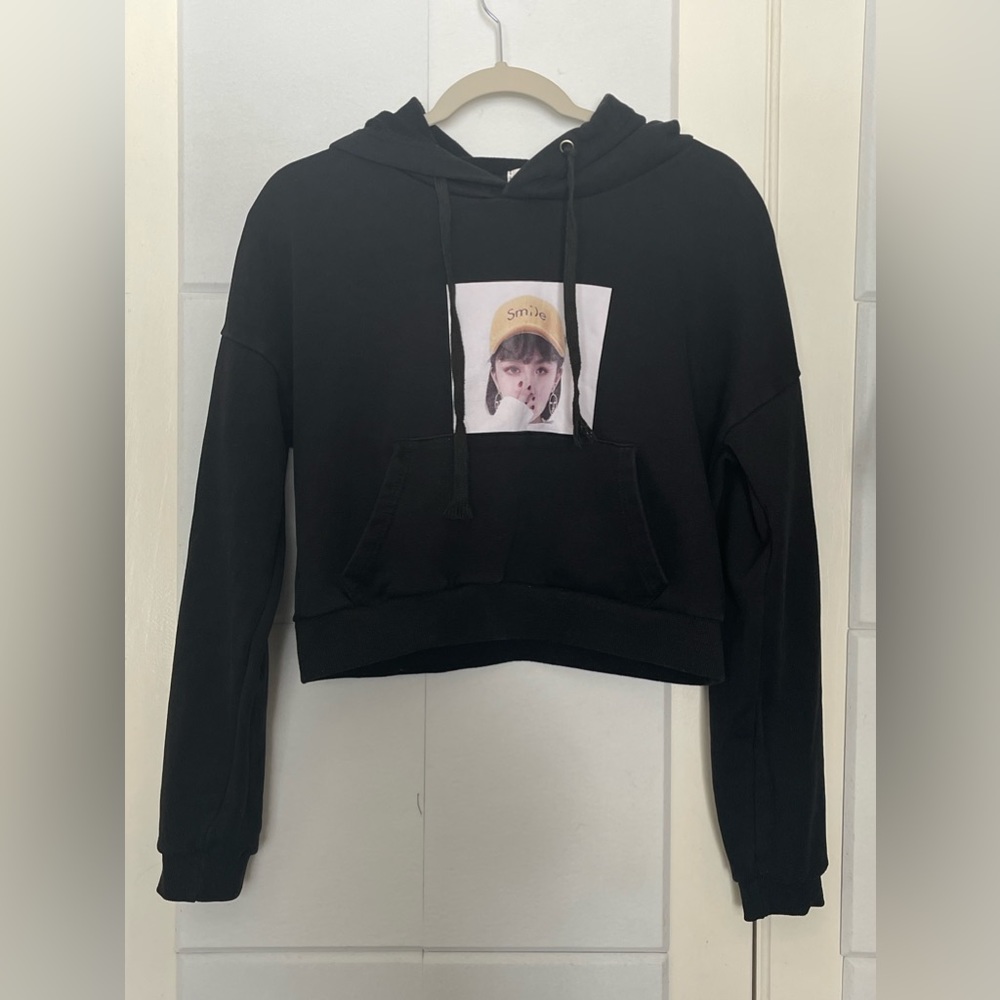 Women cropped hoodie. Graphic at front. Size medium.